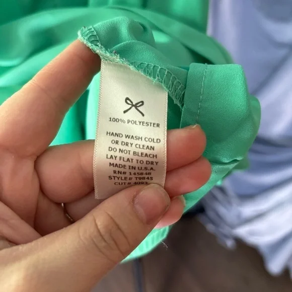 Everly green sleeveless blouse size small - Picture 5 of 7